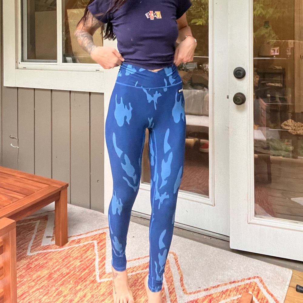 ECHT Blue Camo Scrunch Gym Leggings